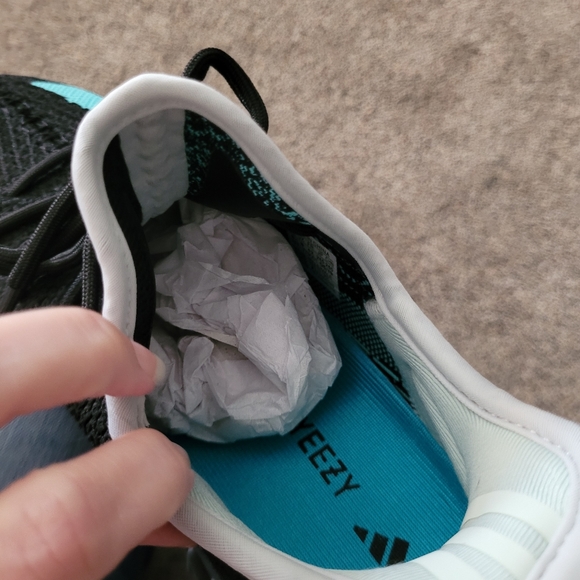 Yeezy 350 - Picture 2 of 2